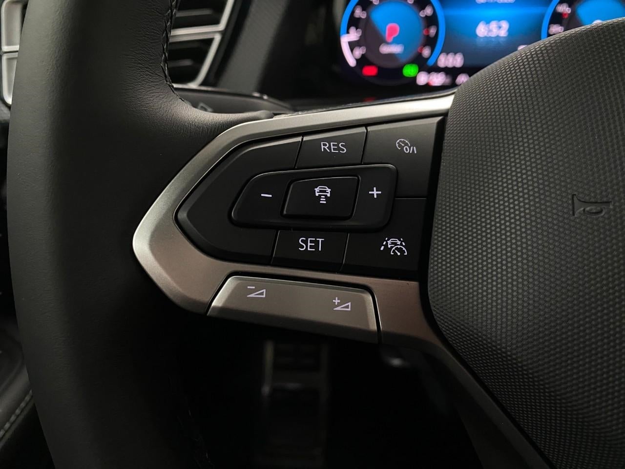 2026 Volkswagen Atlas Cross Sport 2.0T SEL R-Line Black 4MOTION