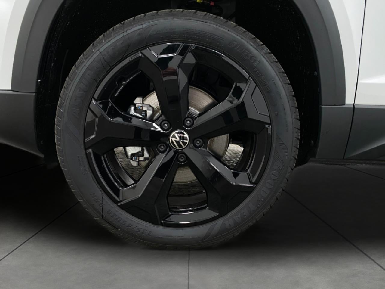 2026 Volkswagen Taos SE Black 4MOTION