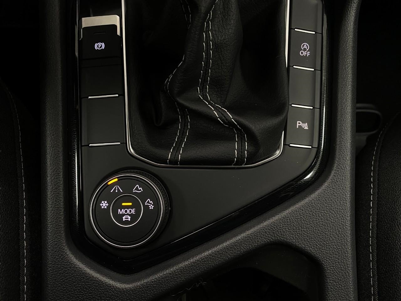 2026 Volkswagen Taos SE Black 4MOTION