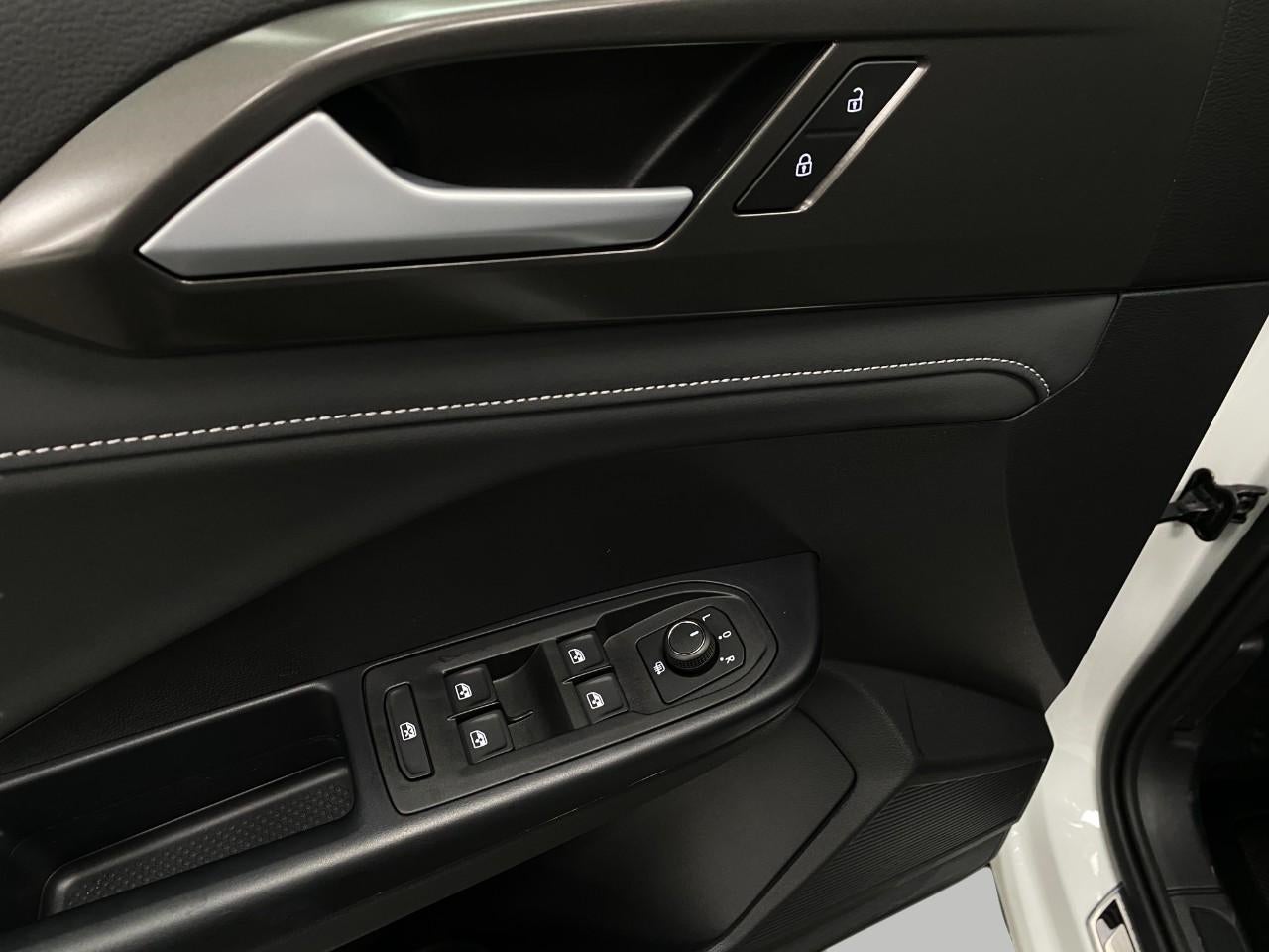 2026 Volkswagen Taos SE Black 4MOTION