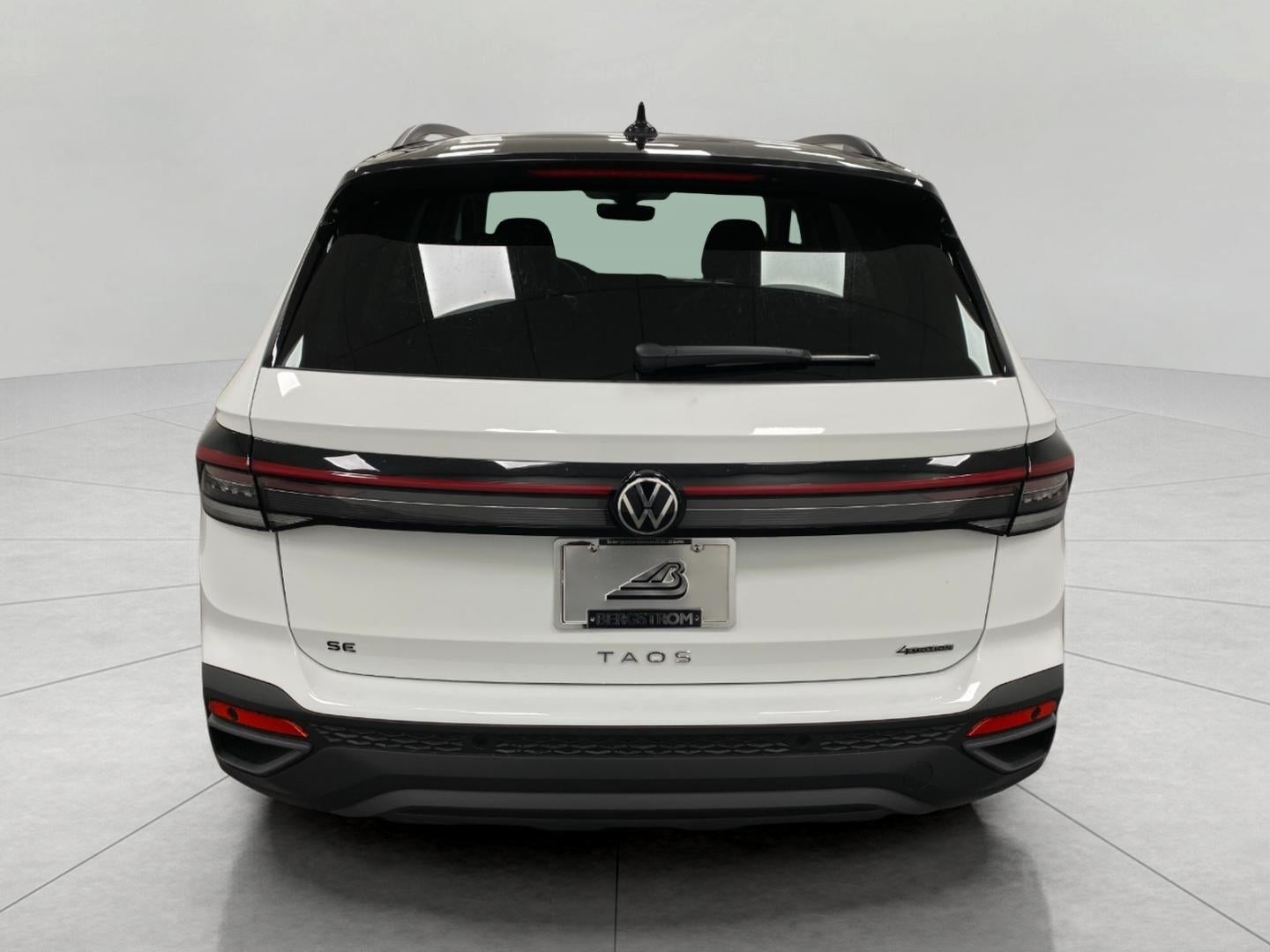 2026 Volkswagen Taos SE Black 4MOTION