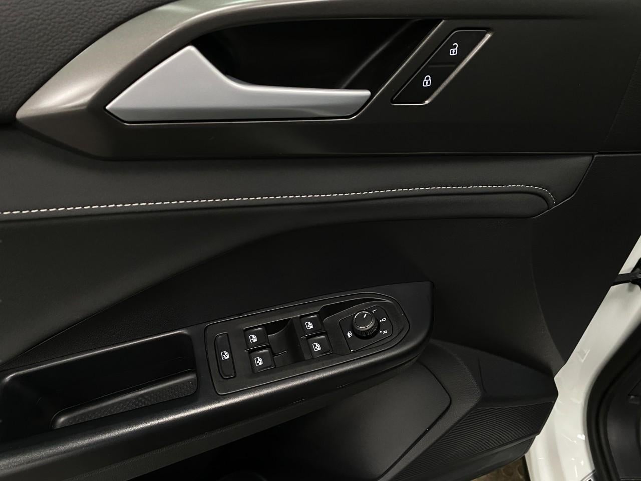 2025 Volkswagen Taos SE Black 4MOTION