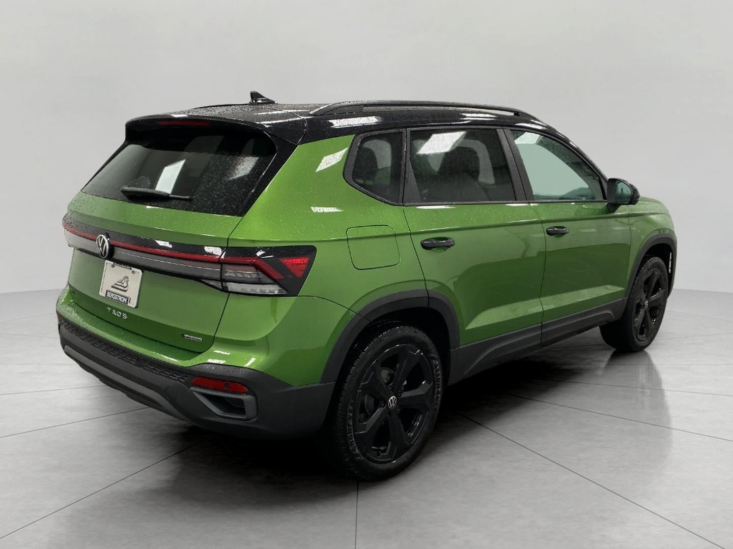 2026 Volkswagen Taos SE Black 4MOTION