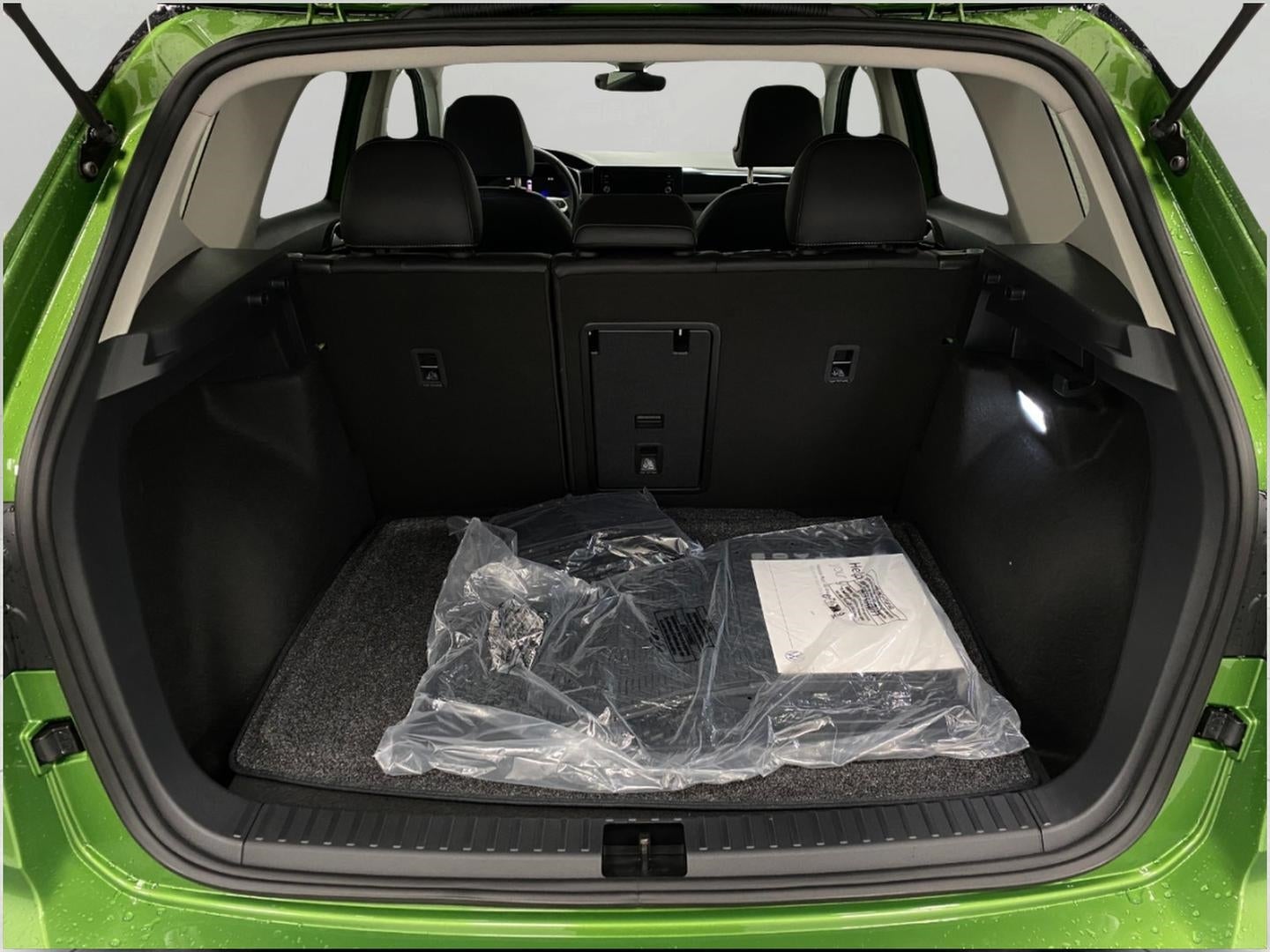 2026 Volkswagen Taos SE Black 4MOTION