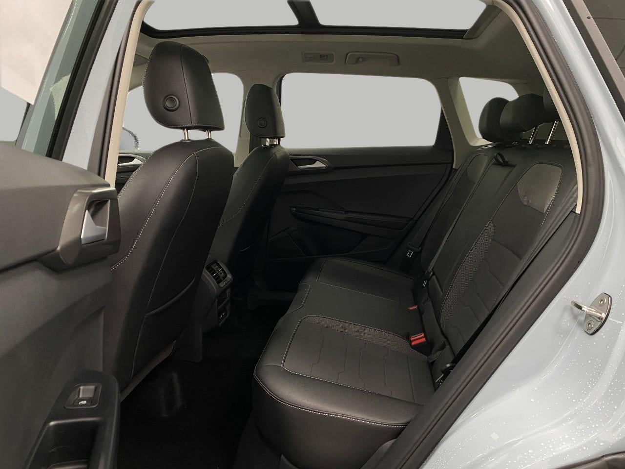 2026 Volkswagen Taos SE Black 4MOTION