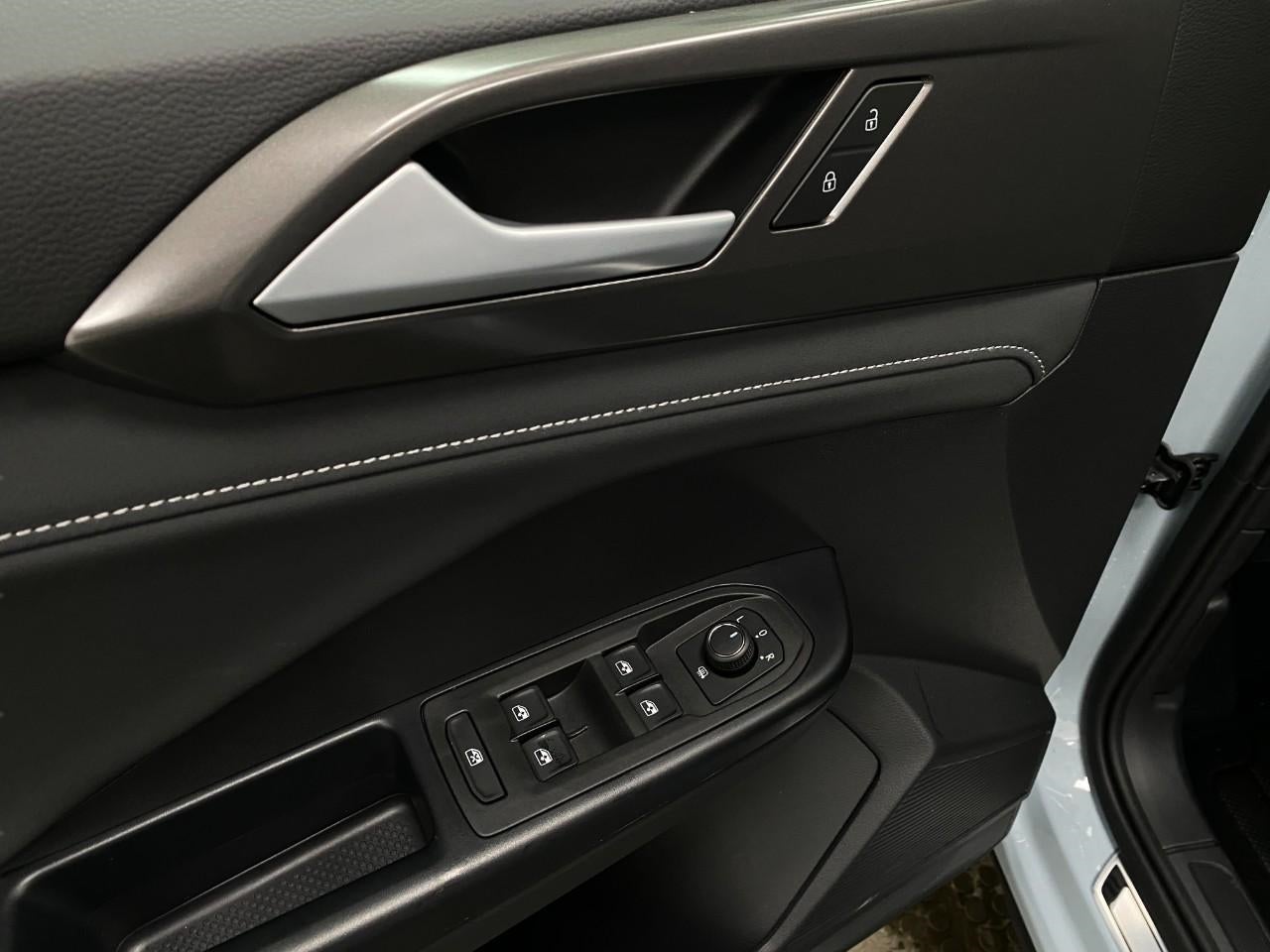 2026 Volkswagen Taos SE Black 4MOTION