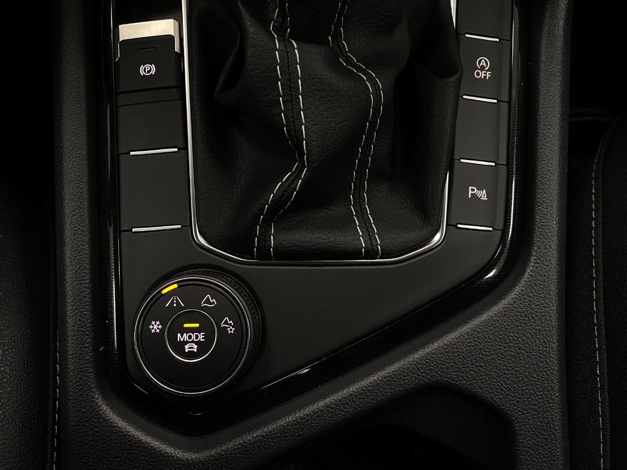 2026 Volkswagen Taos SE Black 4MOTION