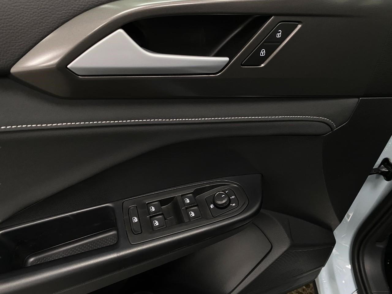 2026 Volkswagen Taos SE Black 4MOTION