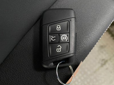 2026 Volkswagen Taos SE Black 4MOTION