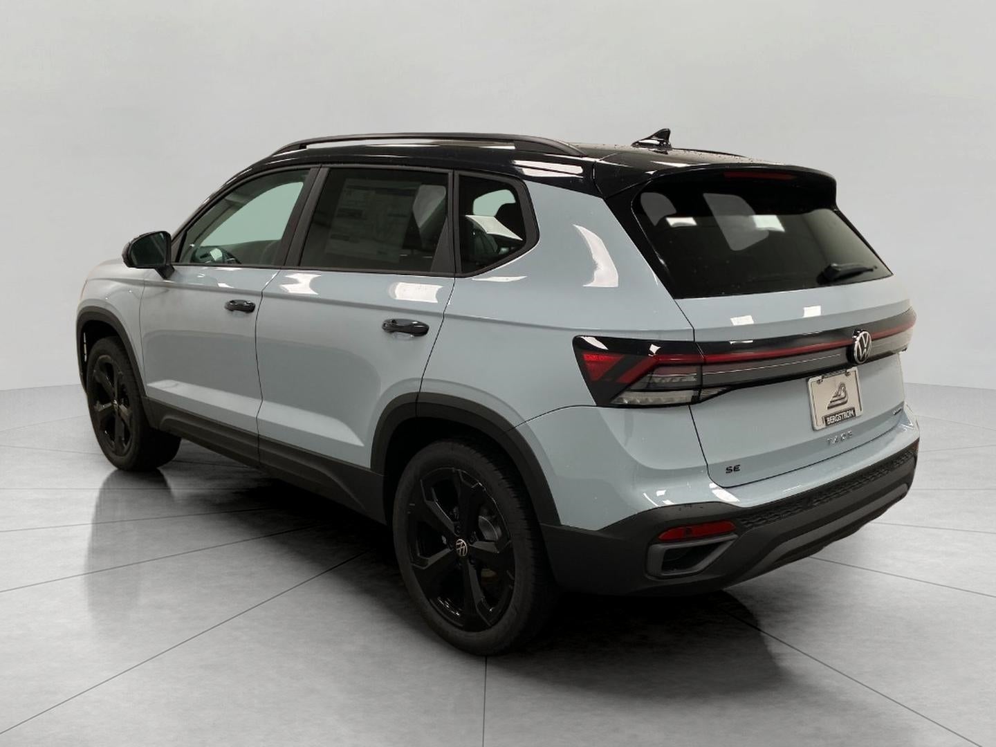 2026 Volkswagen Taos SE Black 4MOTION