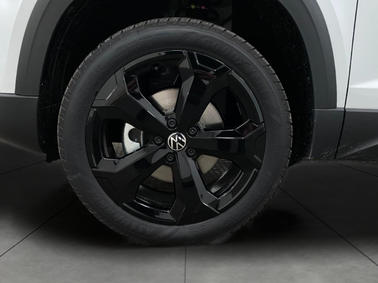 2026 Volkswagen Taos SE Black 4MOTION