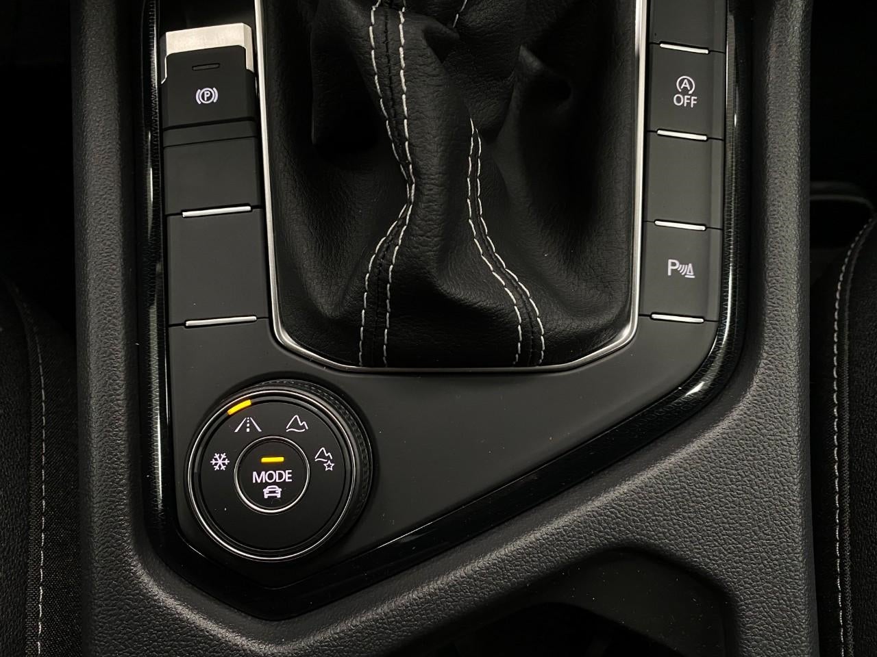 2026 Volkswagen Taos SE Black 4MOTION