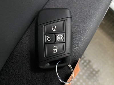 2026 Volkswagen Taos SE Black 4MOTION