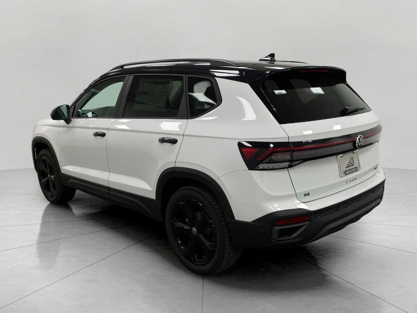 2026 Volkswagen Taos SE Black 4MOTION