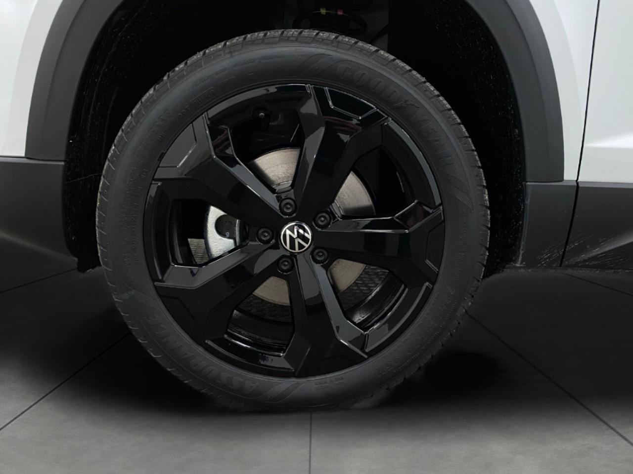 2026 Volkswagen Taos SE Black 4MOTION