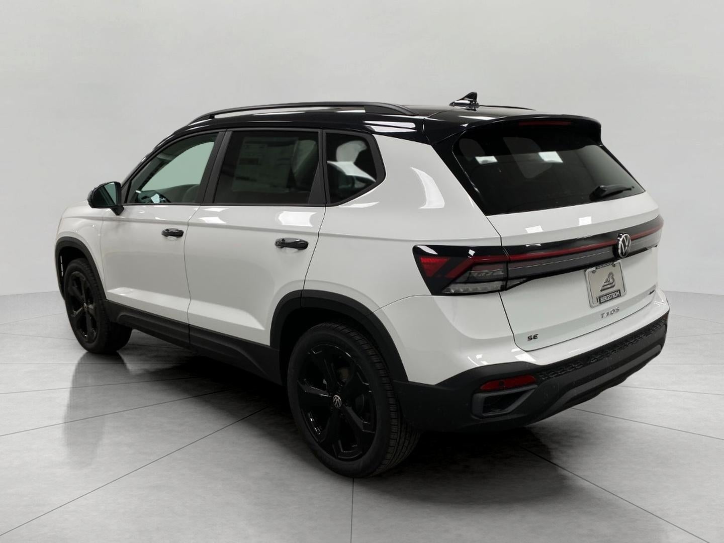 2026 Volkswagen Taos SE Black 4MOTION