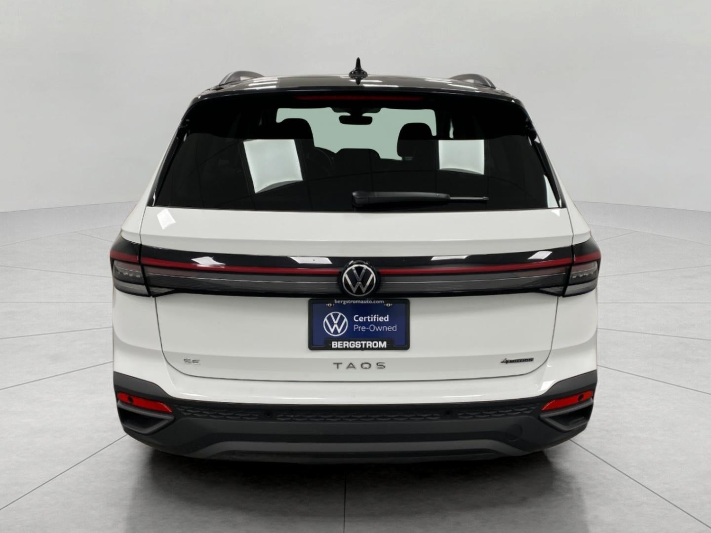2025 Volkswagen Taos SE Black 4MOTION