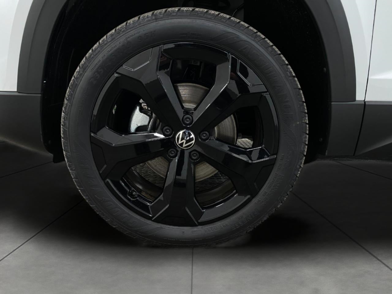 2026 Volkswagen Taos SE Black 4MOTION