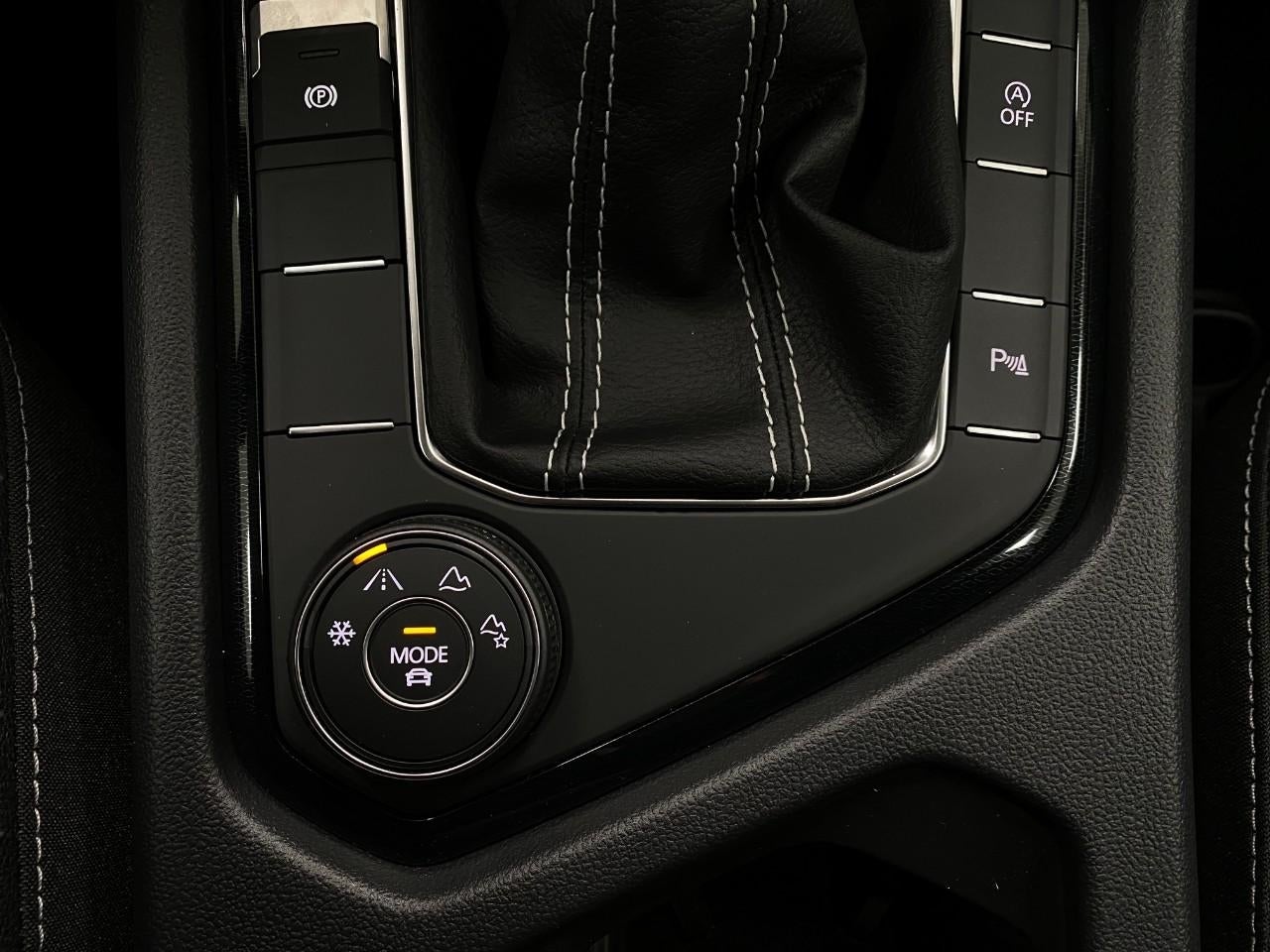 2026 Volkswagen Taos SE Black 4MOTION