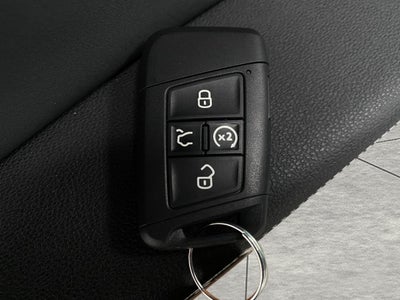 2026 Volkswagen Taos SE Black 4MOTION