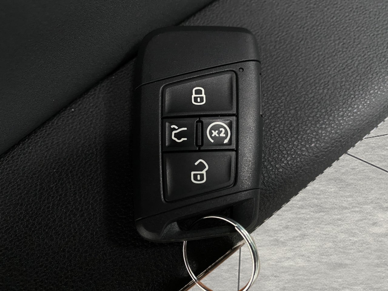 2026 Volkswagen Taos SE Black 4MOTION