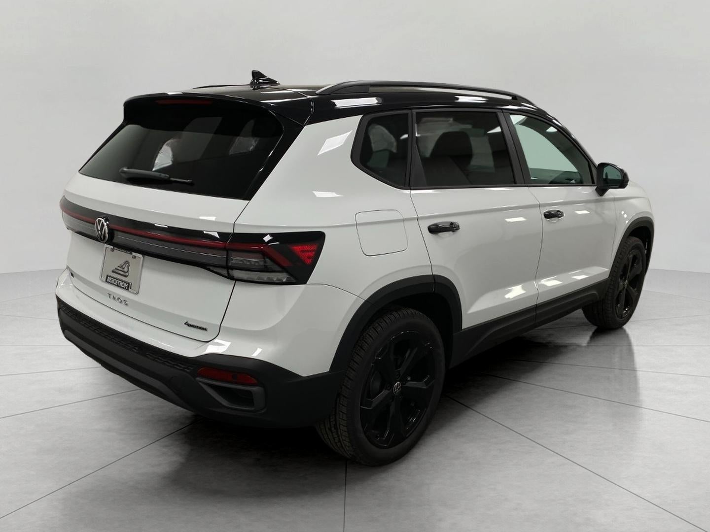 2026 Volkswagen Taos SE Black 4MOTION