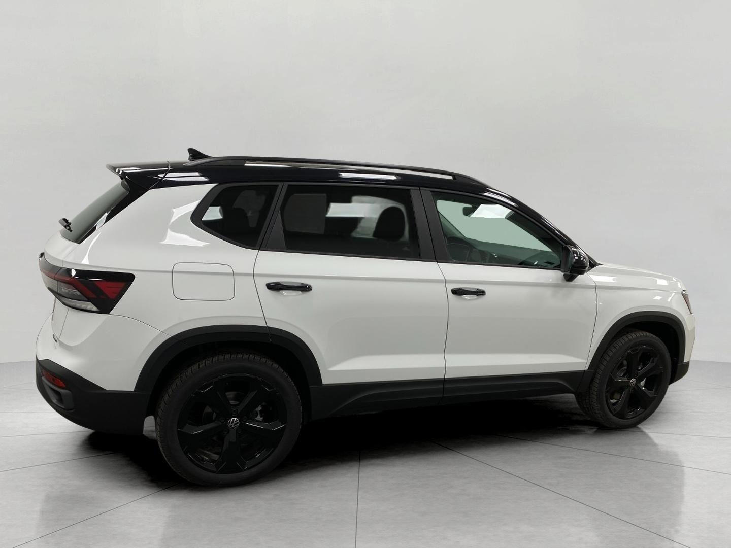 2026 Volkswagen Taos SE Black 4MOTION
