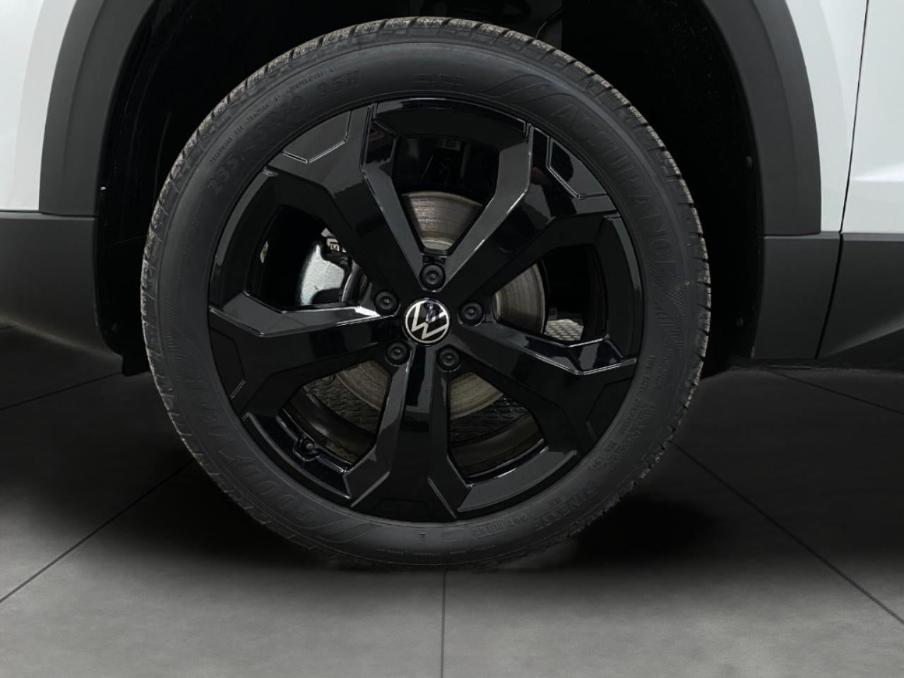 2026 Volkswagen Taos SE Black 4MOTION