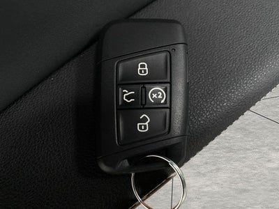 2026 Volkswagen Taos SE Black 4MOTION
