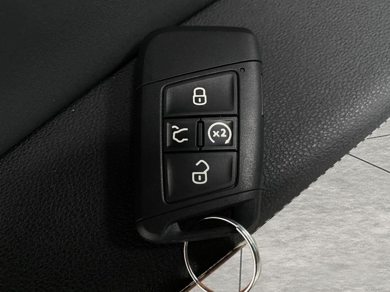 2026 Volkswagen Taos SE Black 4MOTION