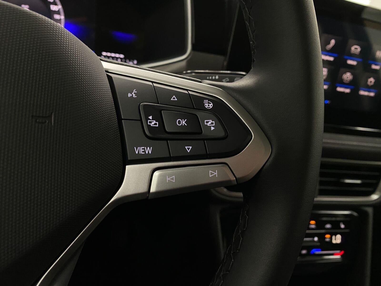 2027 Volkswagen Taos SE Black 4MOTION
