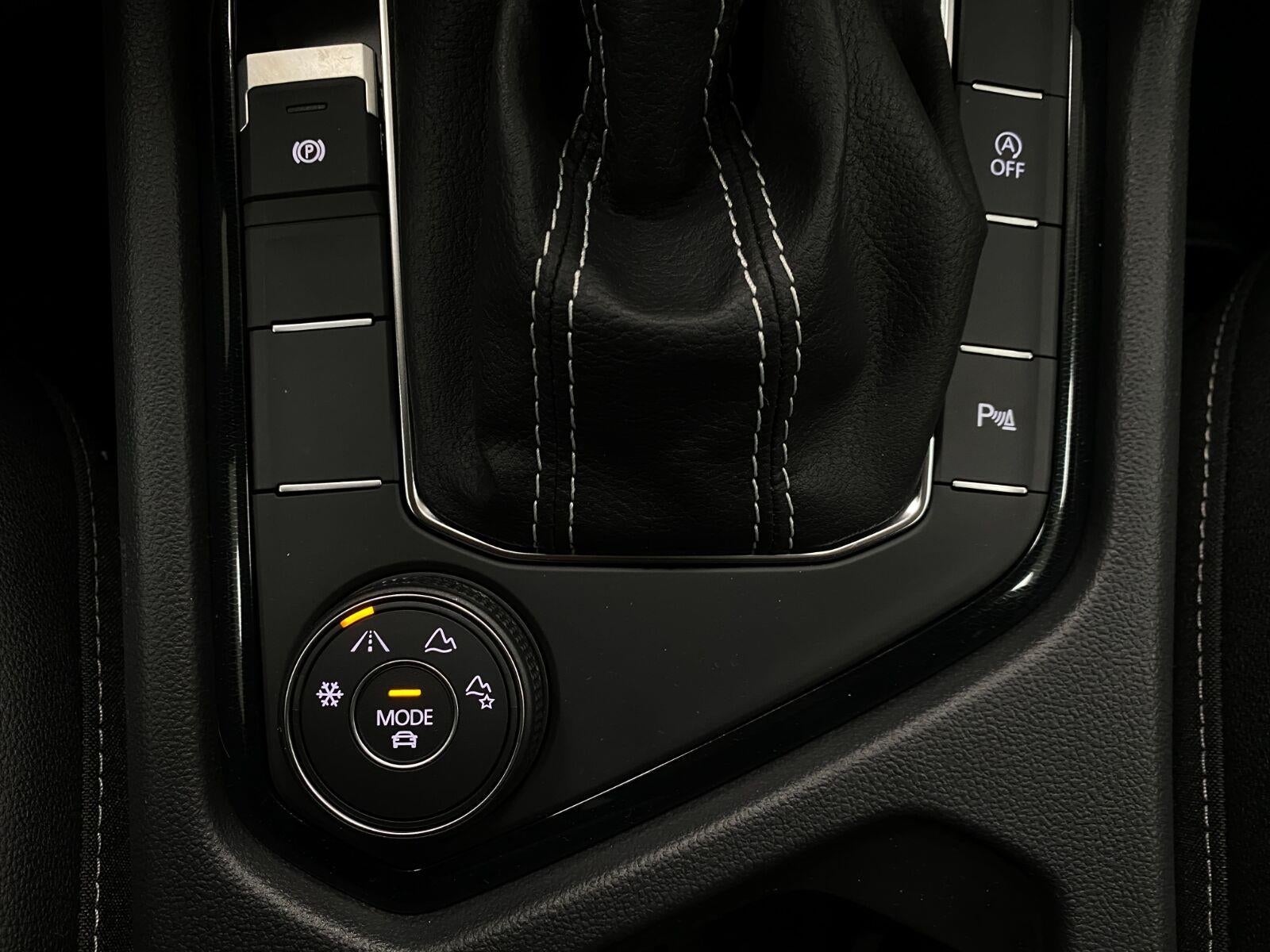 2027 Volkswagen Taos SE Black 4MOTION