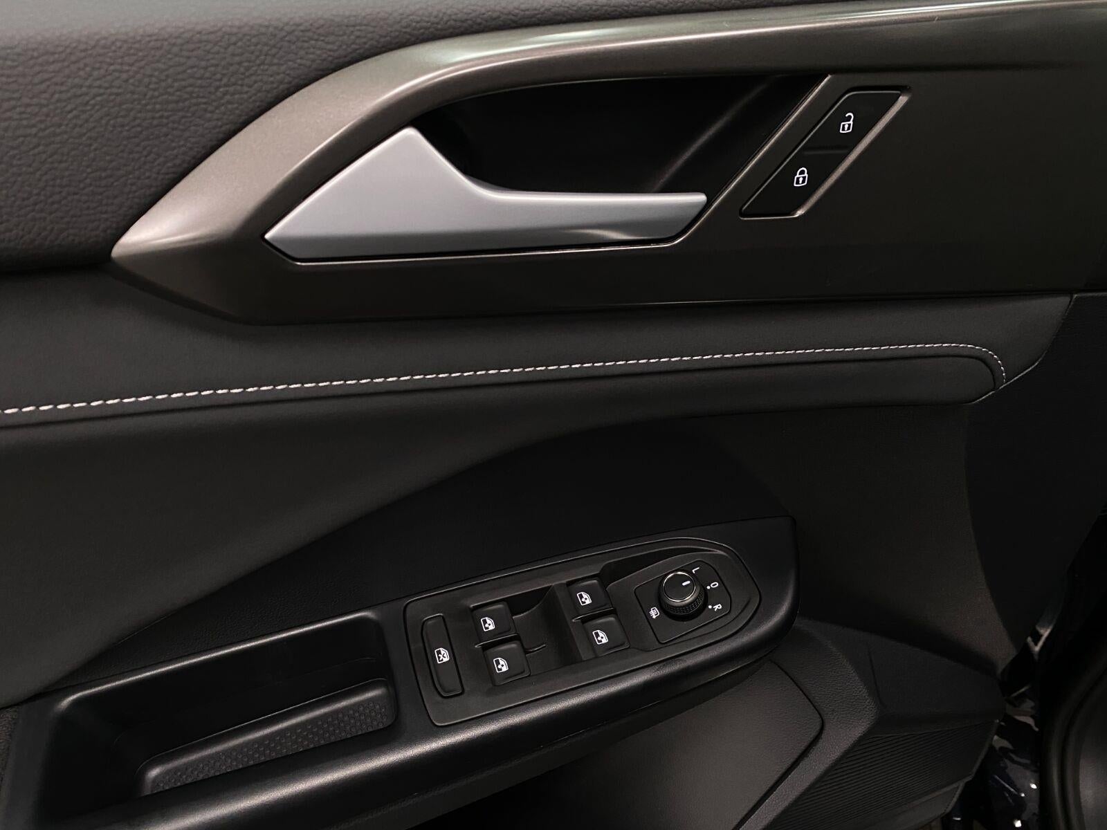 2027 Volkswagen Taos SE Black 4MOTION