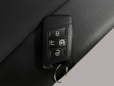 2027 Volkswagen Taos SE Black 4MOTION