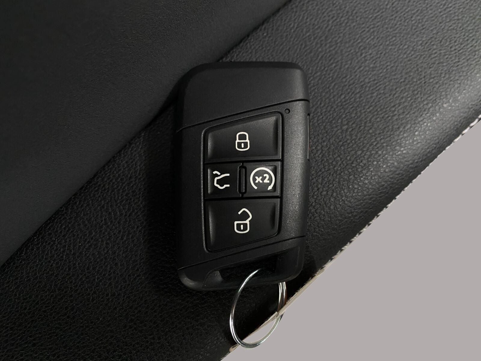 2027 Volkswagen Taos SE Black 4MOTION