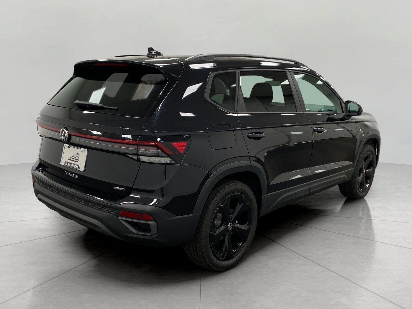 2027 Volkswagen Taos SE Black 4MOTION