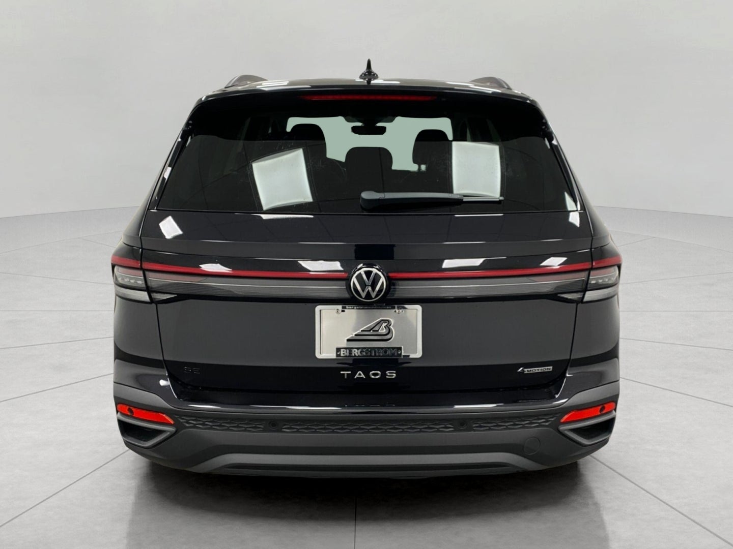 2027 Volkswagen Taos SE Black 4MOTION