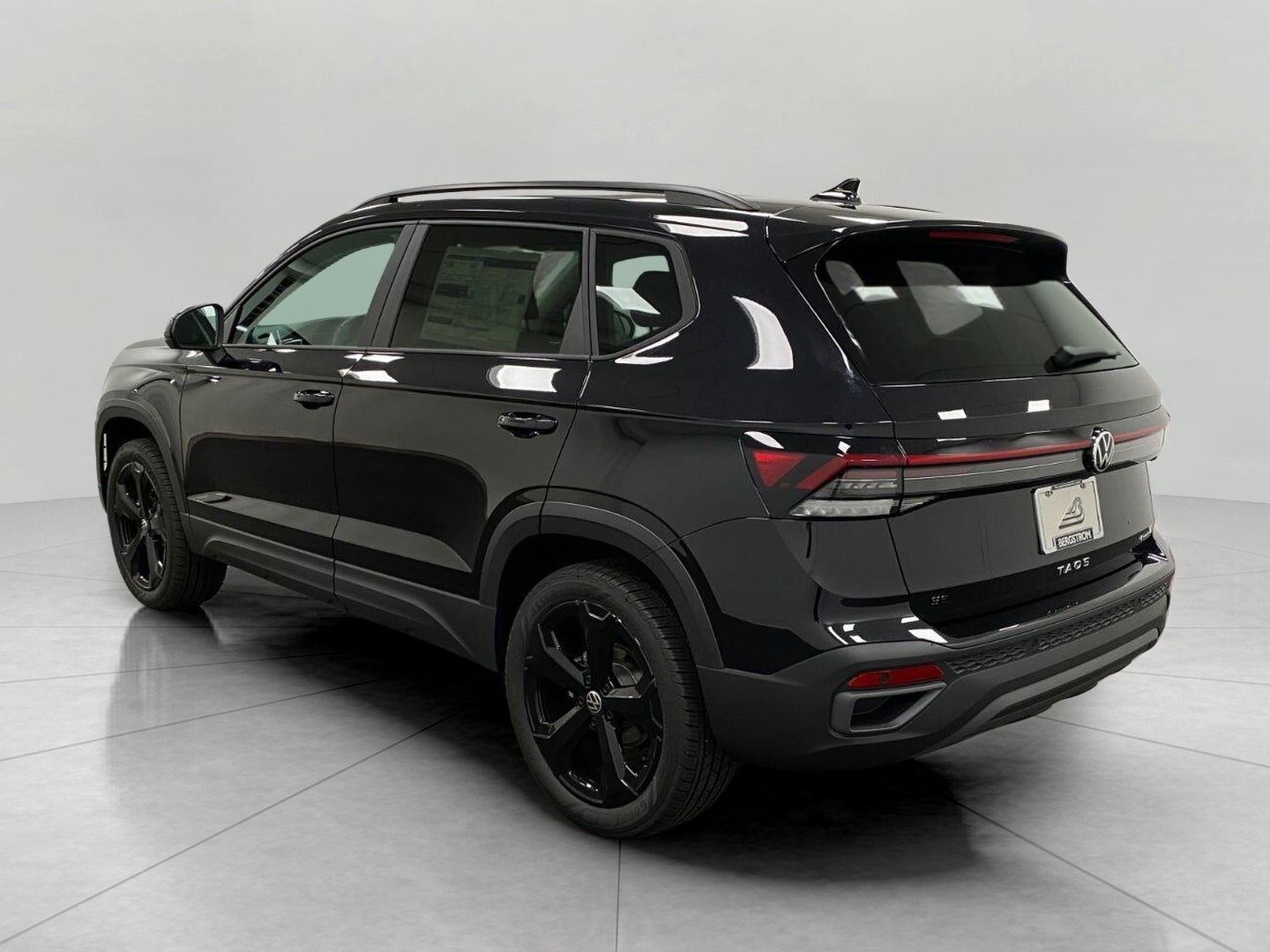 2027 Volkswagen Taos SE Black 4MOTION
