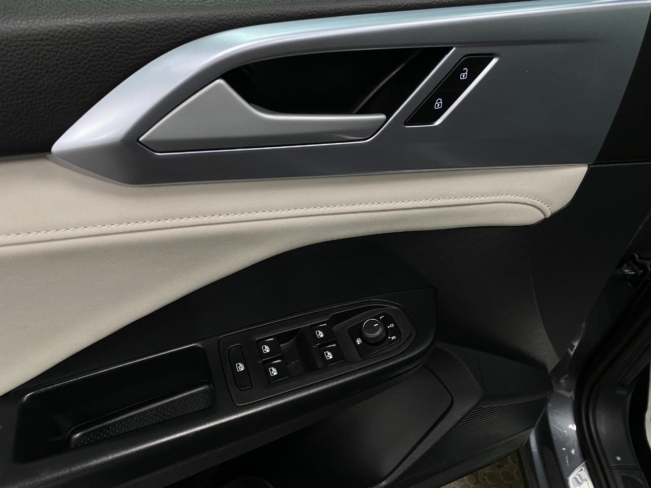 2025 Volkswagen Taos SE 4MOTION