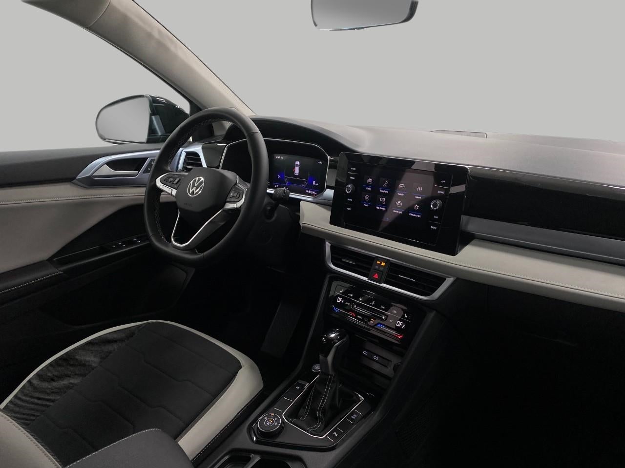 2025 Volkswagen Taos SE 4MOTION