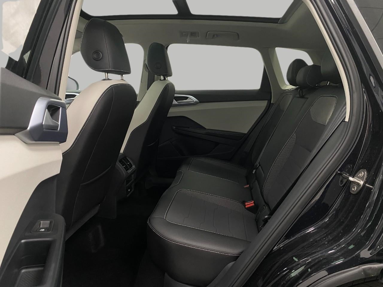 2025 Volkswagen Taos SE 4MOTION