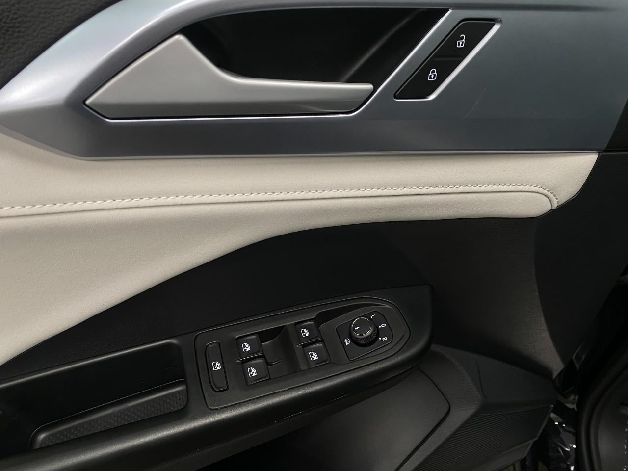 2025 Volkswagen Taos SE 4MOTION