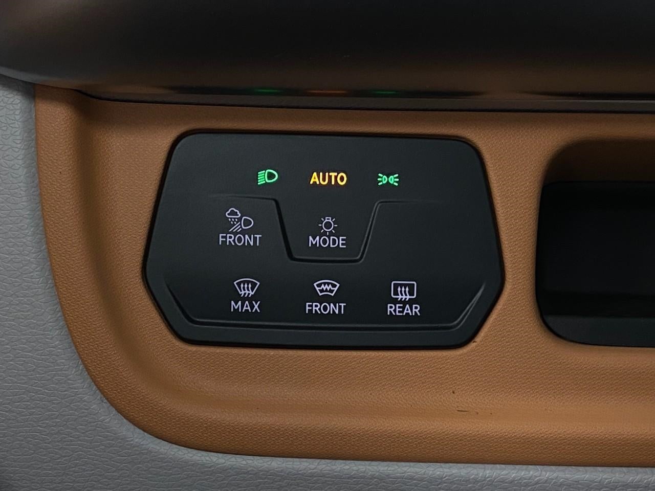 2025 Volkswagen ID. Buzz Pro S Plus 4MOTION w/Two-Tone